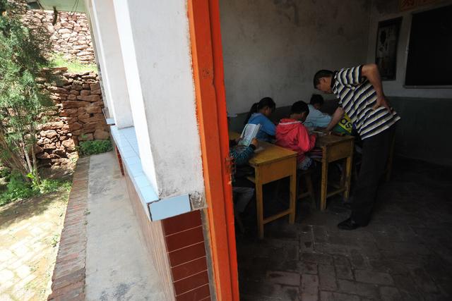 2007年19岁女孩捂死重病妹妹，八旬外婆下跪求情，女孩：我不后悔
