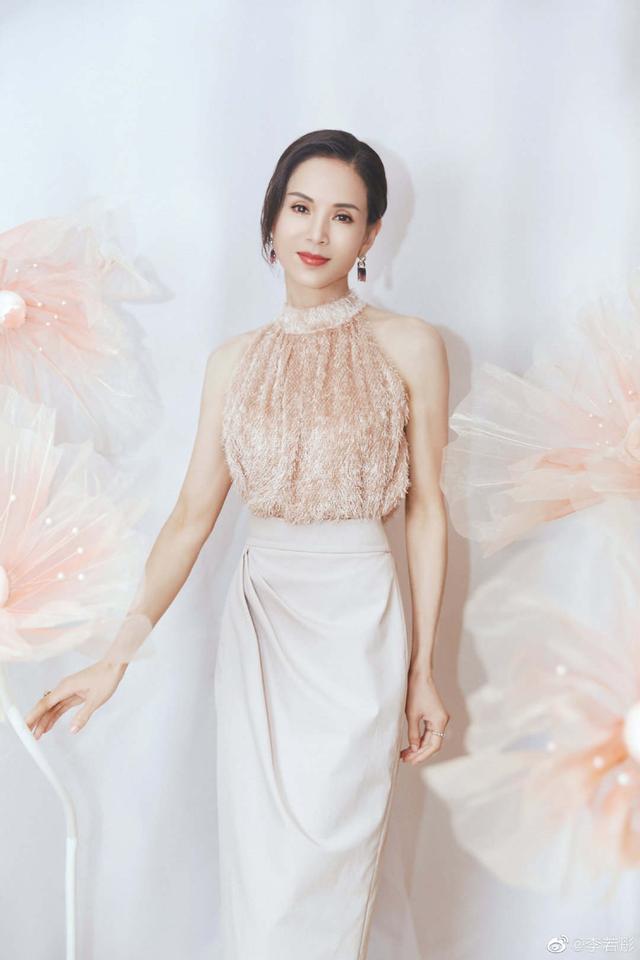 母女隔空互动！55岁李若彤直播间连线母亲，被指继承对方美貌