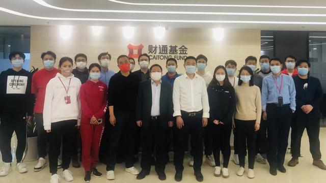 连夜赶往公司！金融人成为昨夜浦东最美逆行者，已连值五天女基金经理豪言，“这一守，再战八天”