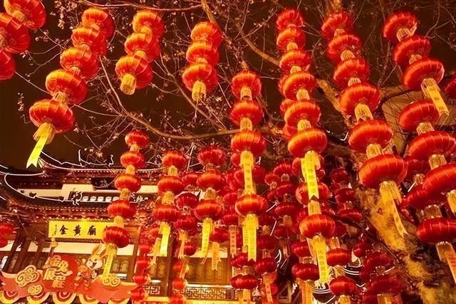 野史：皇帝上联：灯明月明，大明一统，无人敢对，一神童对出下联