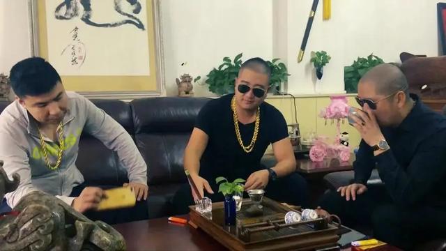2019年，浙江男子打工一天赚30万，高兴过度患精神病俩月花掉80万