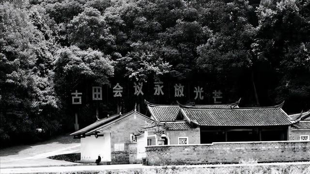 毛主席邀请福建一农民参加国庆阅兵，堂弟顶替进京，主席：你不是
