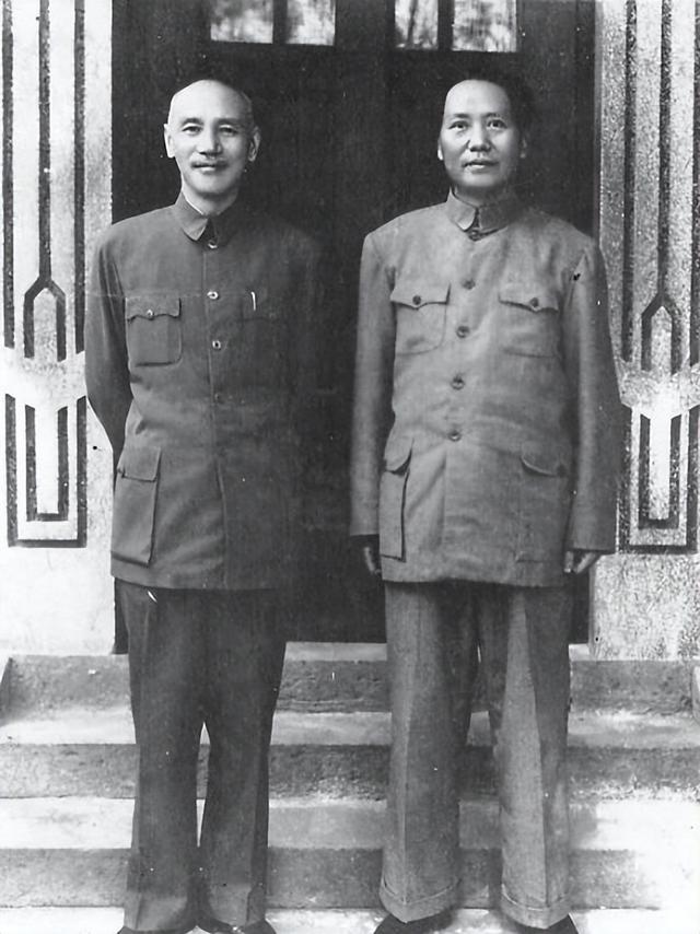 45年毛主席赴重庆谈判，龙飞虎两夜假装酣睡，手中的枪一直上着膛