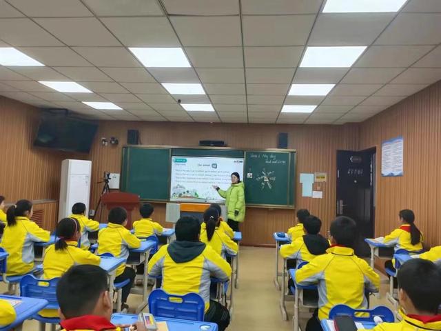 历经磨练 不负芳华——磁钟乡中心学校语数优质课赛讲活动