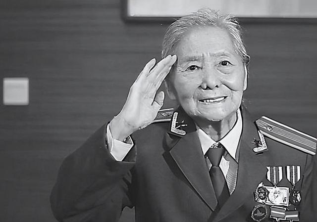 1979年，美国一餐厅老板对一中国女游客说：在朝鲜我当过您的俘虏