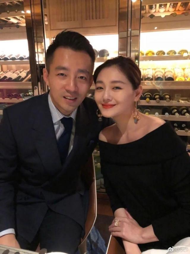 具俊晔大S豪宅过新婚夜，张兰直播说出心里话，承认汪小菲失眠