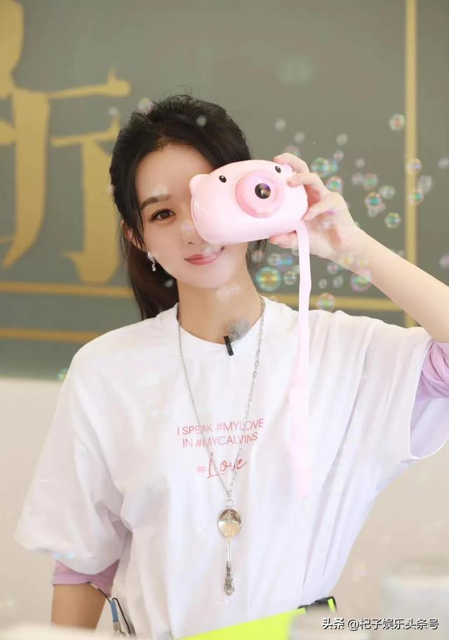 尤其是扎双丸子头的那一张,也太惹人爱了,难道赵丽颖是吃可爱长大的吗