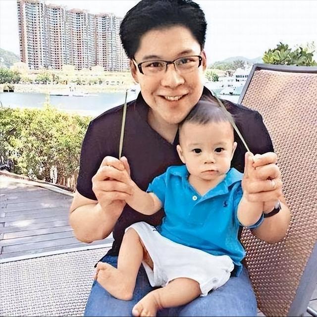 霍启刚全家外出就餐，大女儿高清正脸首次曝光，灵动可爱像郭晶晶