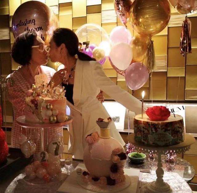 郭可盈庆祝了她的51岁生日，拍照并亲吻了她的母亲，熊黛林的双胞胎女儿也出现了。
(图5)