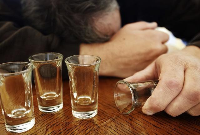 每天坚持喝少量白酒，身体会有什么变化？这4个好处“悄然来临”