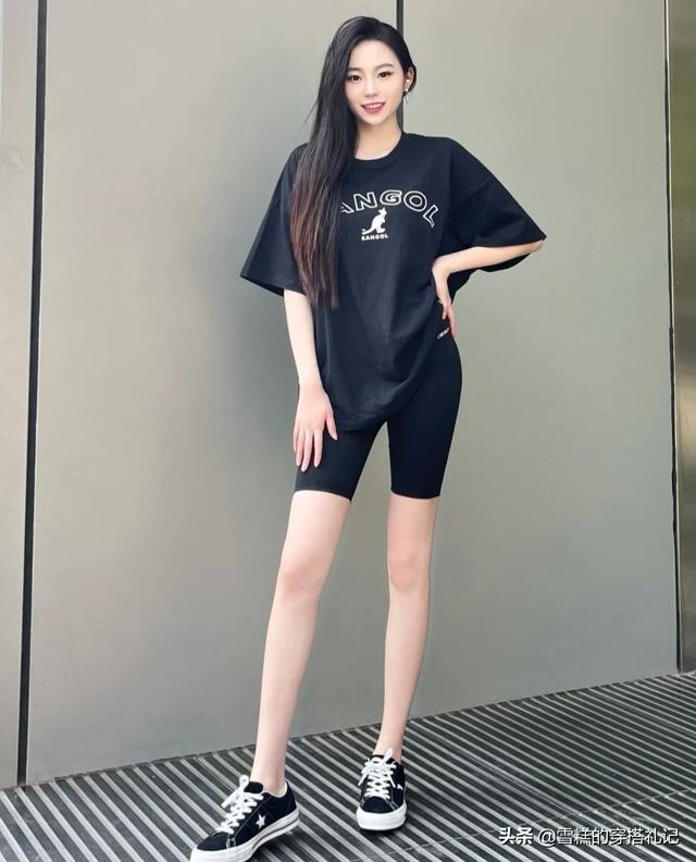 最近火了一种穿法，叫“T恤+无痕裤”，时髦洋气，明星都上头了