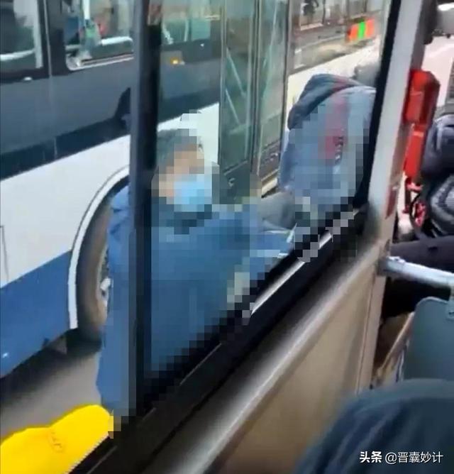 武汉小伙乘坐太原公交车，途中亮出红色健康码，乘客慌张夺路跳窗