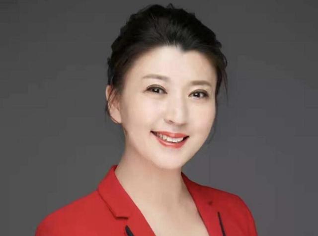 此前她已有一个儿子,名为林傲霏,前夫林越还有一个女儿,名为林傲雪,闫