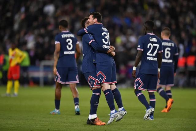 1-1，梅西世界波破门夺冠！巴黎提前问鼎冠军，缔造十冠王伟业