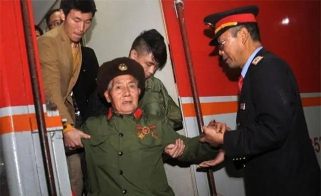 毛主席警卫员隐居深山54年，给女儿看病无意“泄密”，惊动县领导