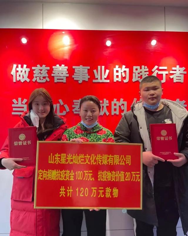 草帽姐为家乡再捐120万！抱10沓百元大钞显豪气，物资摆满一条街