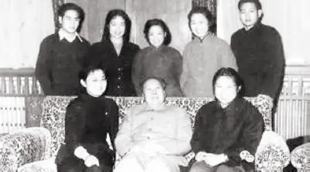 毛家人谁长得最像毛主席？侄女毛小青回复：李讷