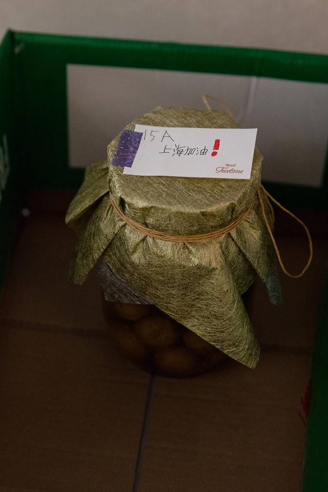上海小区24天封控实录：小学女儿严控食物用量 种葱每天量高度