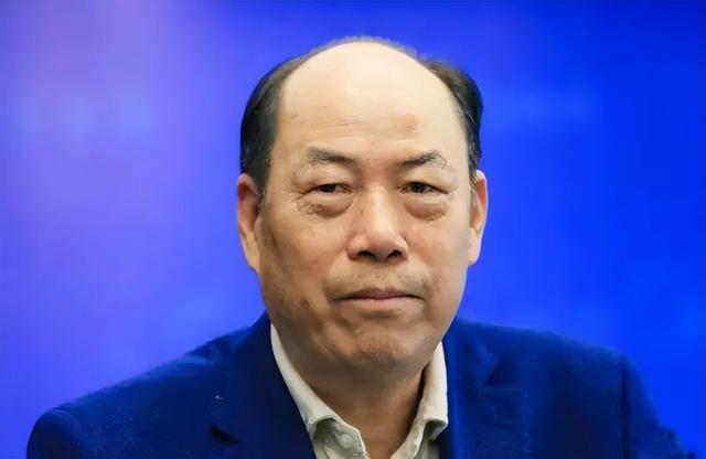 恒大融创双双被停牌，这个老农民却手握1800亿现金，还有27万亩地