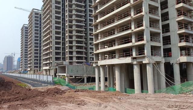 又一个知名房企暴雷！重庆多个工地疑似停工，复工演戏被打脸