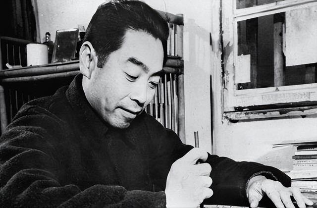 45年毛主席赴重庆谈判，龙飞虎两夜假装酣睡，手中的枪一直上着膛
