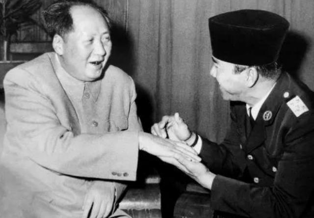 毛主席一行人从机场回来，临时决定下馆子，结账时发现谁都没带钱