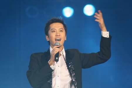 52岁毛宁商演捞金，搂富婆深情对唱，互动卖力被质疑整容