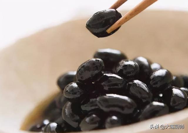 醋泡黑豆的正确做法与吃法及功效(黑豆泡醋的正确做法和吃法)