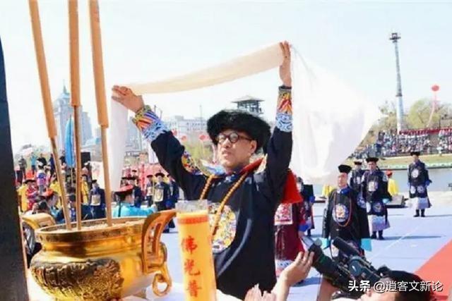 乾隆七世孙身穿龙袍，召百人公开祭祖，大拇指上戴着“帝王扳指”