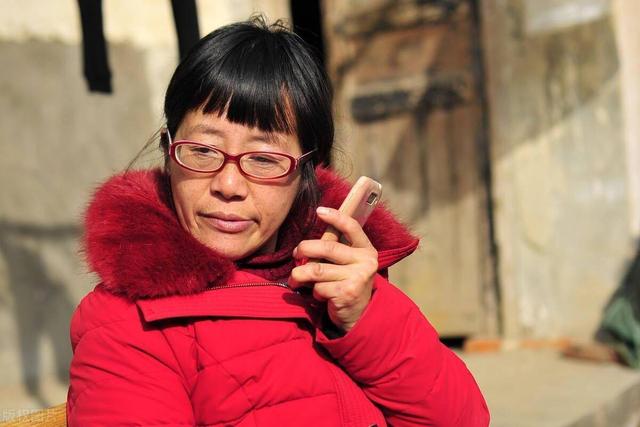 “脑瘫诗人”余秀华，花15万和前夫离婚，46岁嫁给90后小伙子