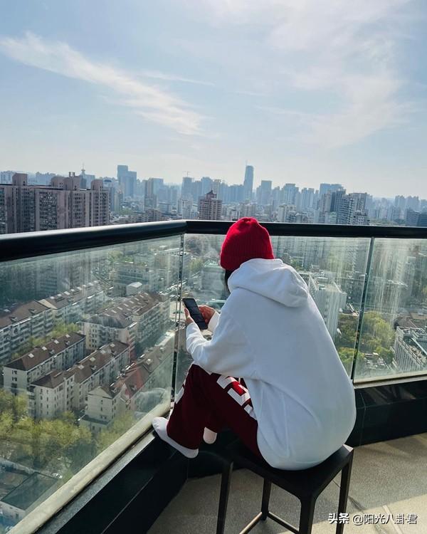 上海疫情明星众生相：刘嘉玲穿6万元卫衣自拍，彭于晏被邻居追星