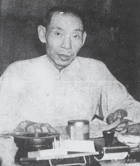 恩人儿子来投靠，杜月笙老婆故意扔钱试探：如果捡了，就打发他走