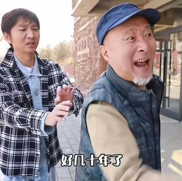 陈佩斯老婆罕曝光，夫妻俩街上吵架指指点点，男方被吓得连连后退
