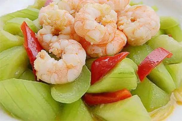 冬季抵抗力差的人经常感冒离不开维生素，多吃清爽菜，补充维C强