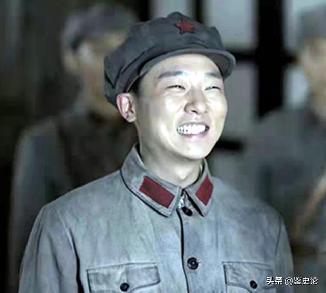 三万红军被十万国军紧逼，一战士想出渡江之计，毛主席：军中神人