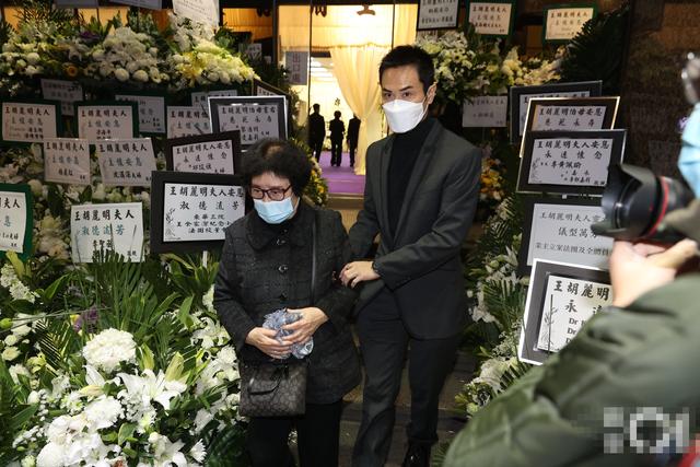 香港“30亿阔太”离世！徐小凤到场告别，周润发·谢贤父子低调致哀。
(图4)