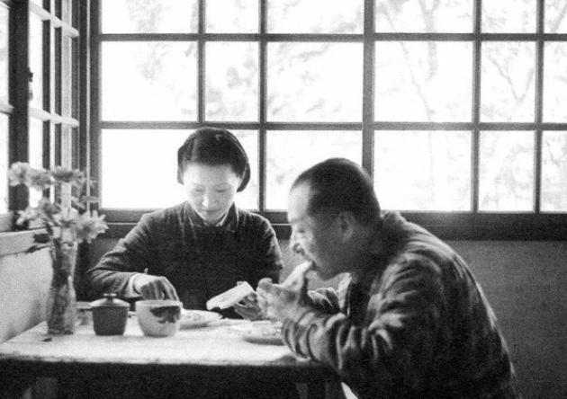 1975年蒋介石逝世，张学良苦想3天挽联，葬礼上留16字意味深长