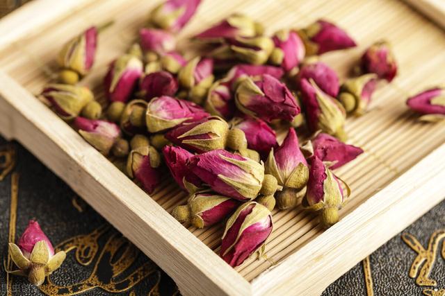 玫瑰花茶有哪些功效？和什么搭配最好？需要注意哪些问题？
