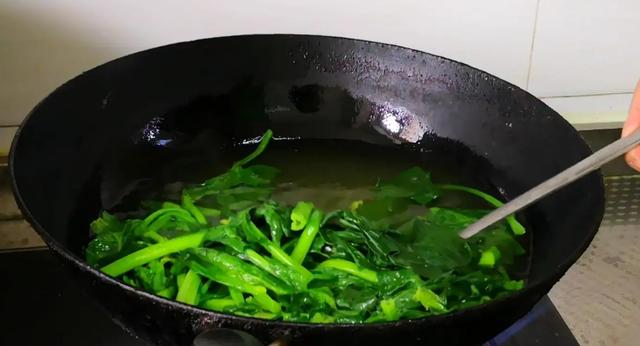 医生提醒：7类蔬菜或自带“毒素”，吃前尽量焯水，再懒也别忽视