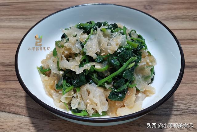 早春尝鲜多吃菠菜，叶酸含量高，简单一拌就很香，家人爱吃身体好