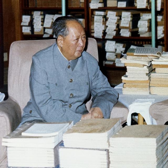1976年毛泽东临终前，曾交代张玉凤：我去世后每年到我坟上看看我