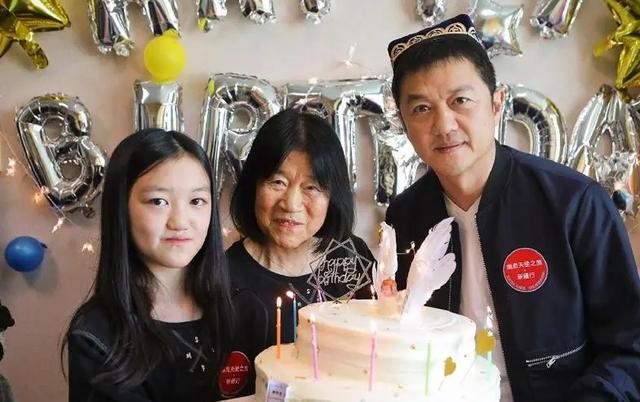 没被唇腭裂毁掉！作品价值百万，闺蜜个个大牌，李嫣如何做到的？