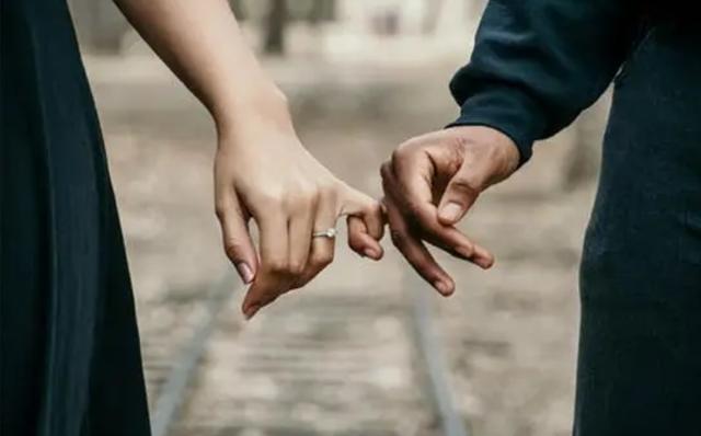 男女生肢体接触指的是男女生肢体接触打补克