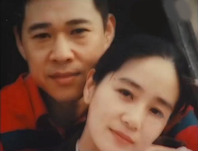 张丰毅，著名演员，二婚时娶了小自己12岁的妻子霍凡，幸福的28年没有孩子。
