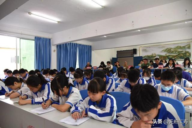仁寿县坝达初级中学校领航共同体学校开展中青年教师示范课活动