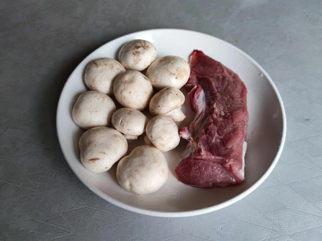 人过中年以后，建议常吃这4种食物，腿脚有劲易消化，别不懂吃
