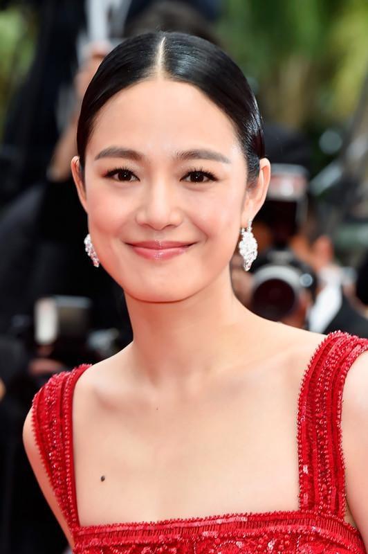 配饰不仅可以起到修饰脸型的作用,也是提升气质的首选.