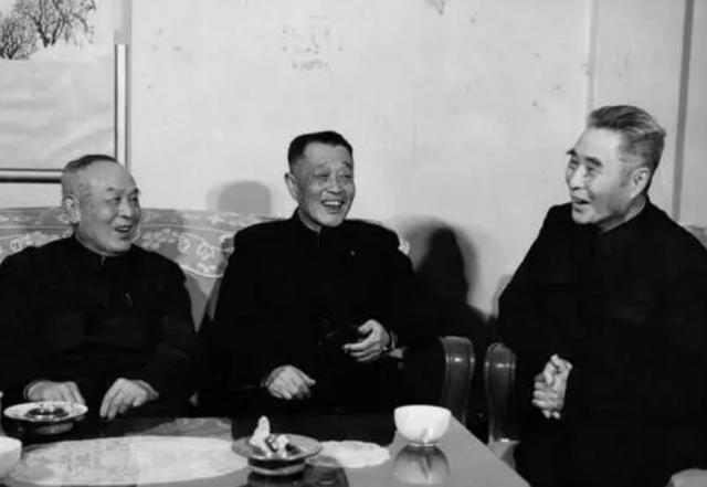 拒不改造的国军中将黄维，为何能给毛主席守灵，去世后葬入八宝山