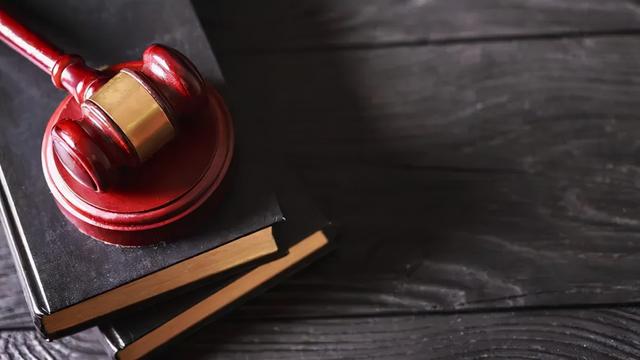 他坐牢27年后，被无罪释放，获赔496万元，如今55岁，又结婚了