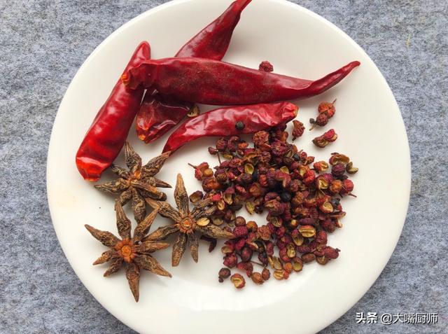 炖牛肉香料越少越好，牢记“3加2不加”，牛肉软烂不柴，香浓不腥